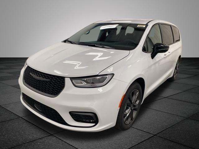 New 2026 Chrysler Pacifica Select image 3