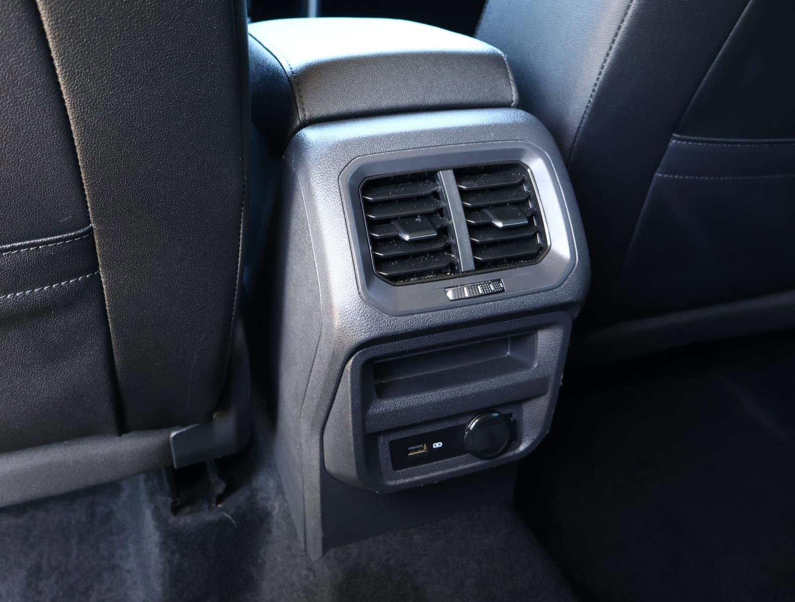 Used 2020 Volkswagen Tiguan SE image 12