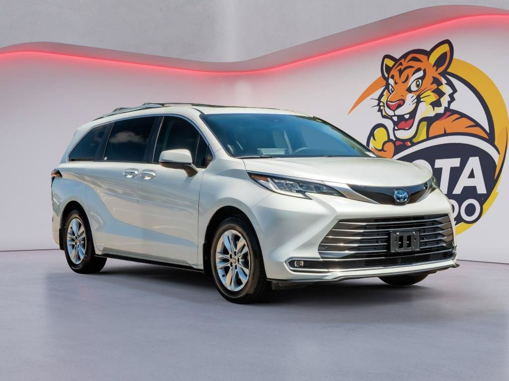 Used 2022 Toyota Sienna Limited FWD image 3