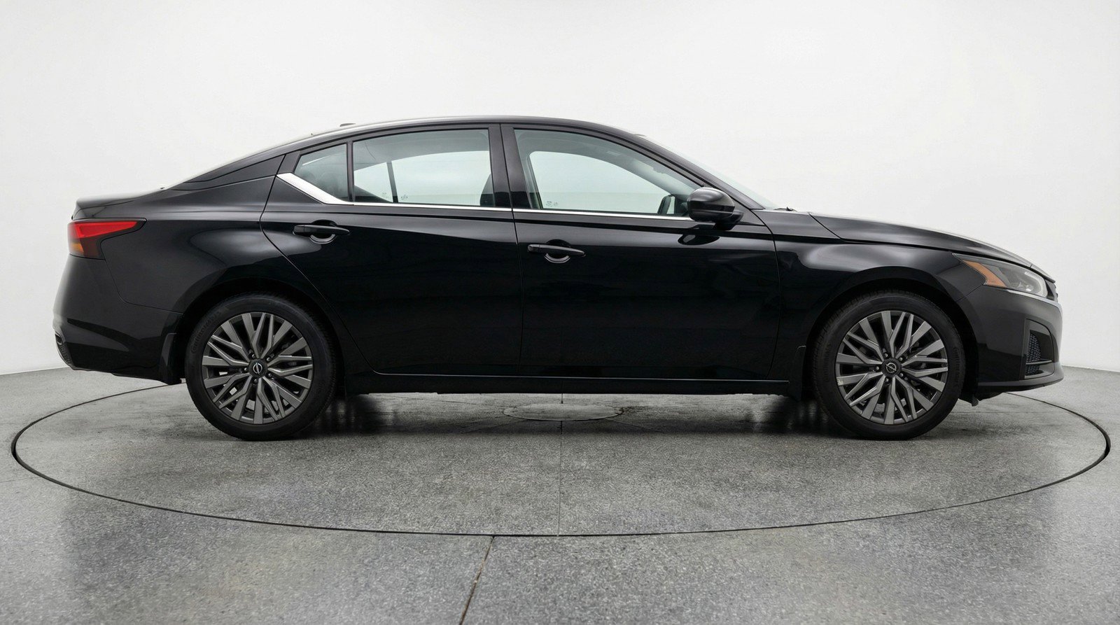 Used 2025 Nissan Altima 2.5 SV FWD image 11