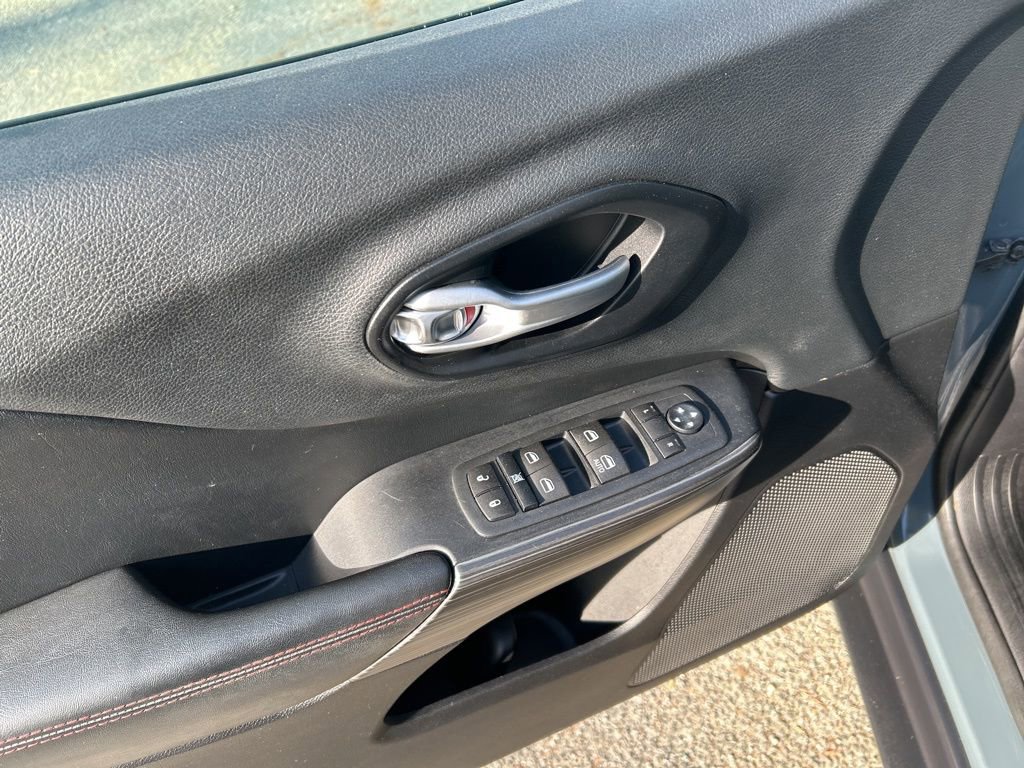 Used 2015 Jeep Cherokee Trailhawk w/ Comfort/Convenience Group image 18