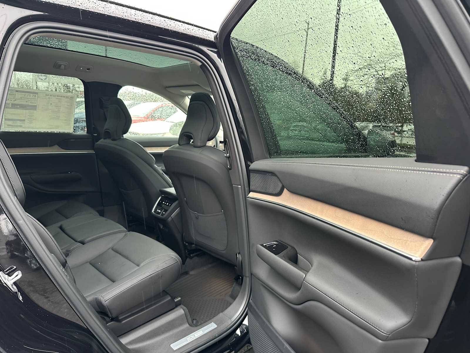 New 2025 Volvo EX90 Plus w/ Protection Package Premier image 13