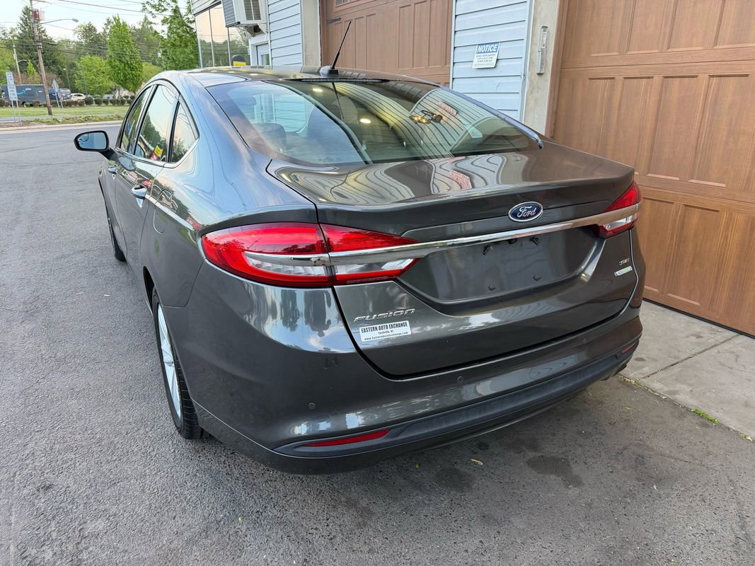 Used 2018 Ford Fusion SE w/ Fusion SE Technology Package FWD image 5