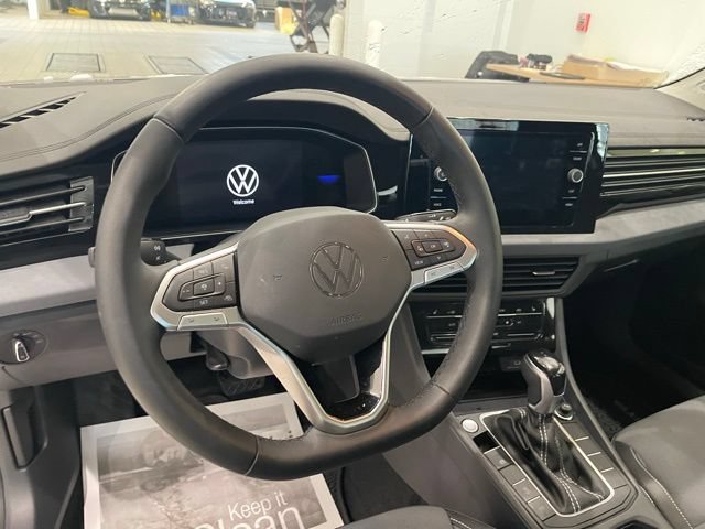 Used 2025 Volkswagen Jetta SE FWD image 12