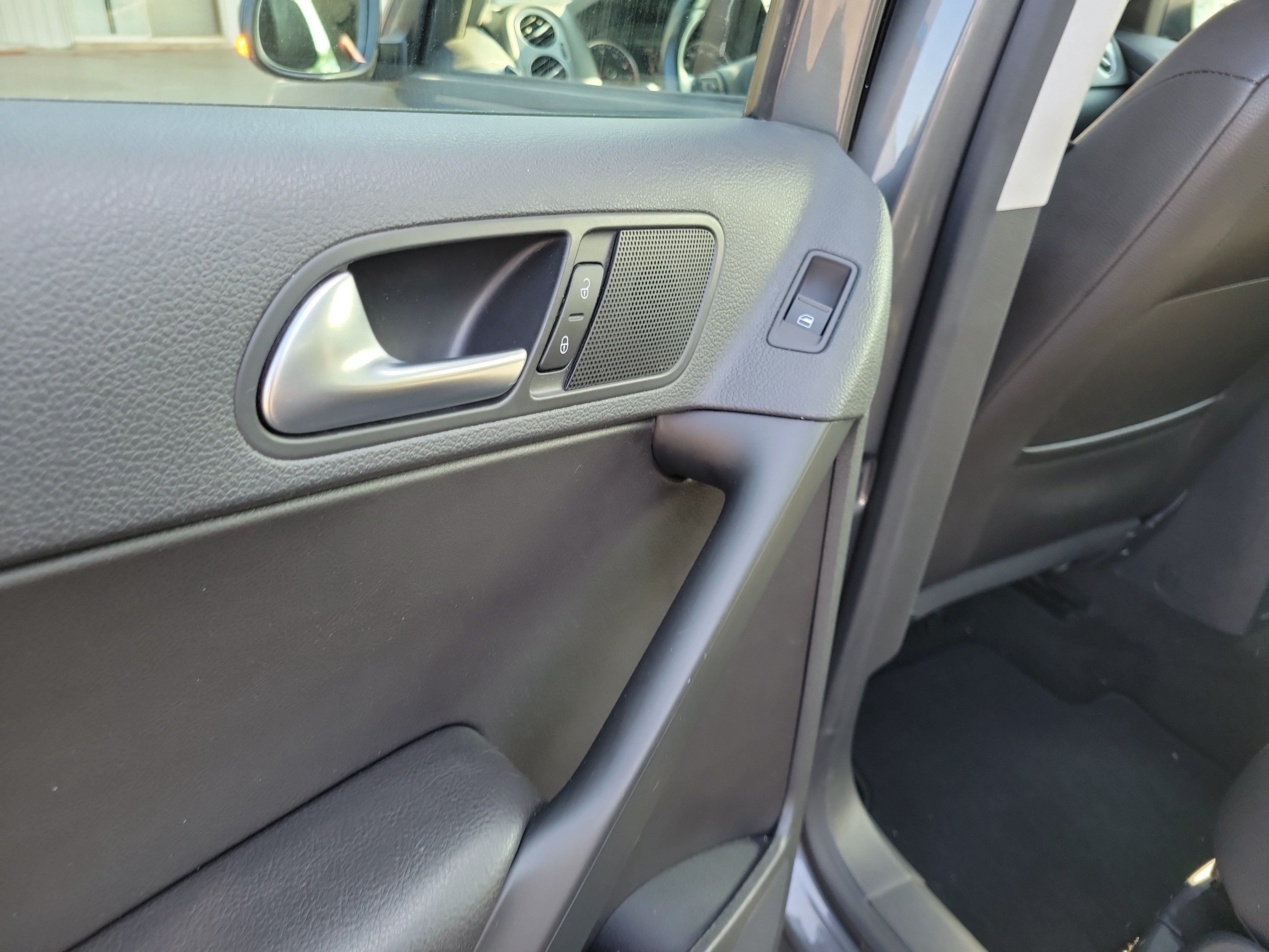 Used 2016 Volkswagen Tiguan S FWD image 13