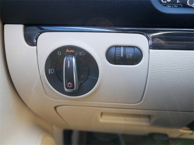 Used 2014 Volkswagen Eos Executive image 24