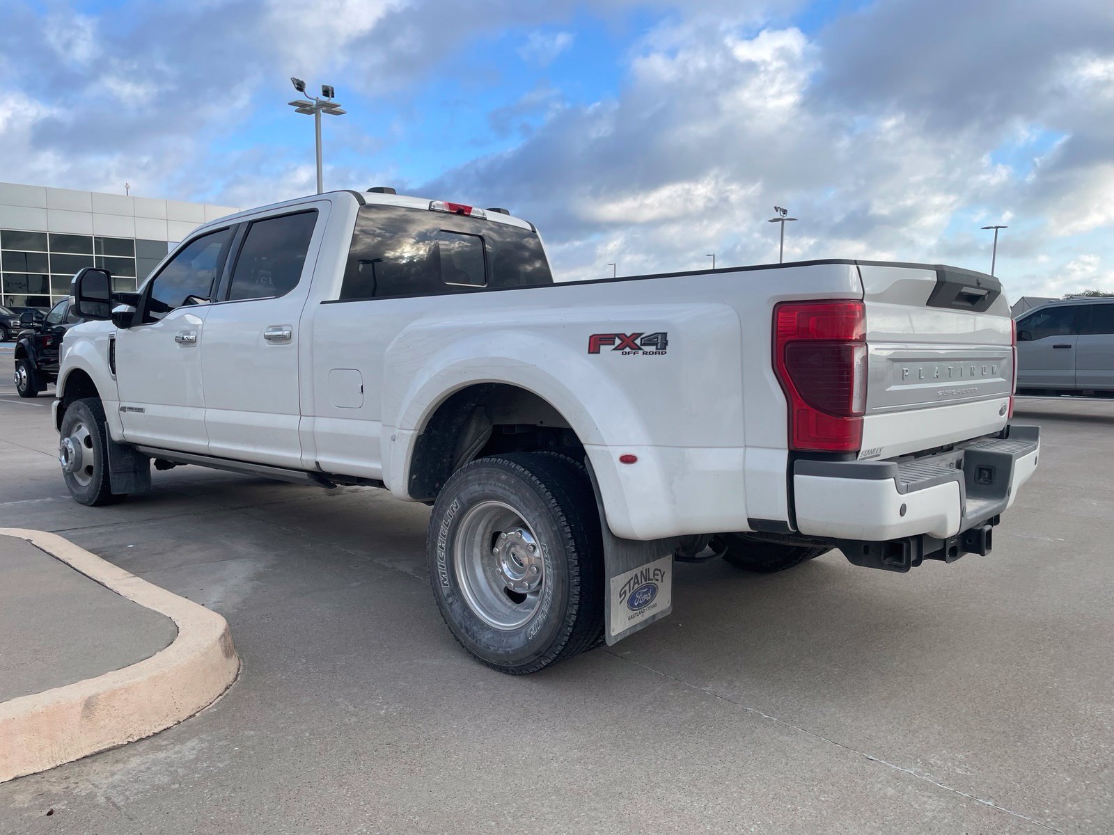 Used 2022 Ford F350 Platinum w/ FX4 Off-Road Package AWD/4WD image 4