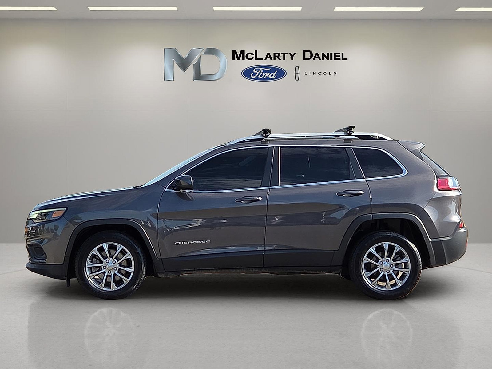 Used 2019 Jeep Cherokee Latitude Plus w/ Comfort/Convenience Group FWD image 3