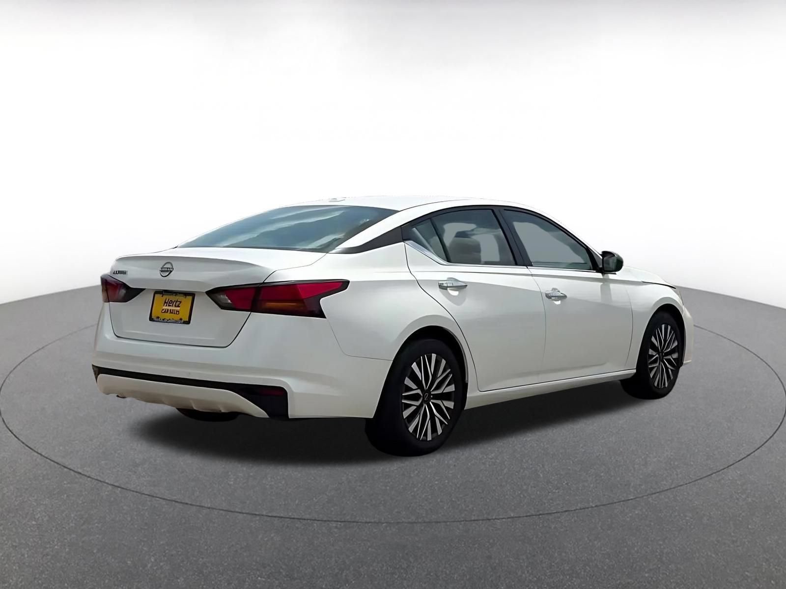 Used 2025 Nissan Altima 2.5 SV FWD image 14