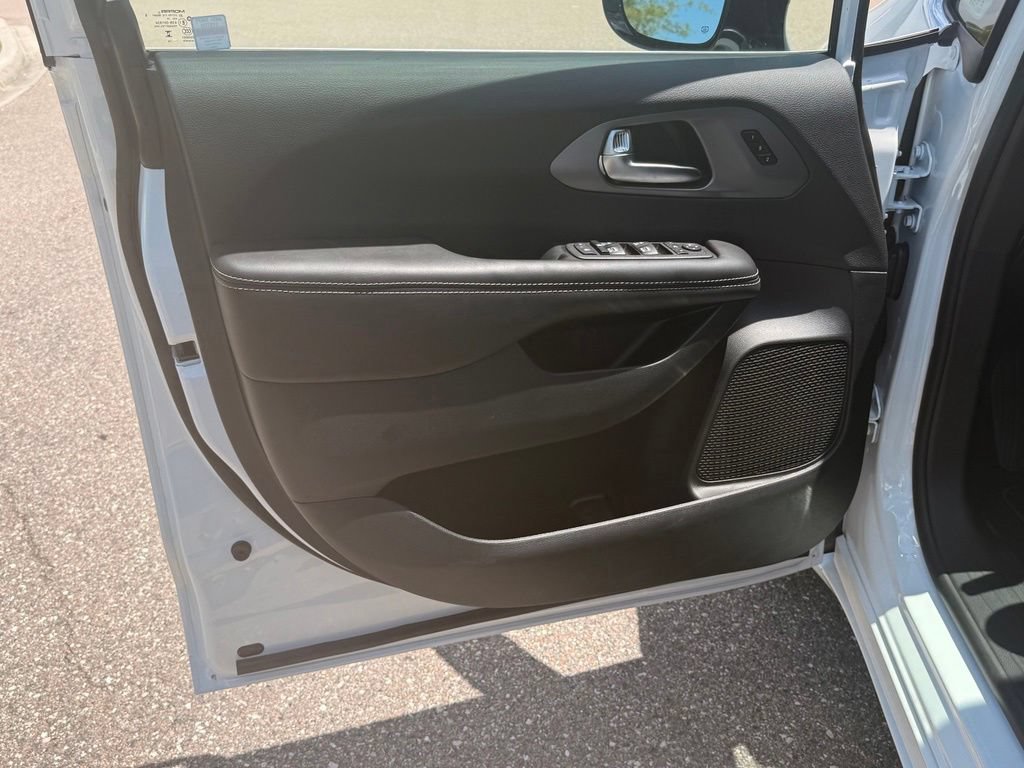 New 2027 Chrysler Pacifica Limited FWD image 28