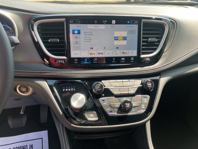 New 2027 Chrysler Pacifica Limited AWD/4WD image 17