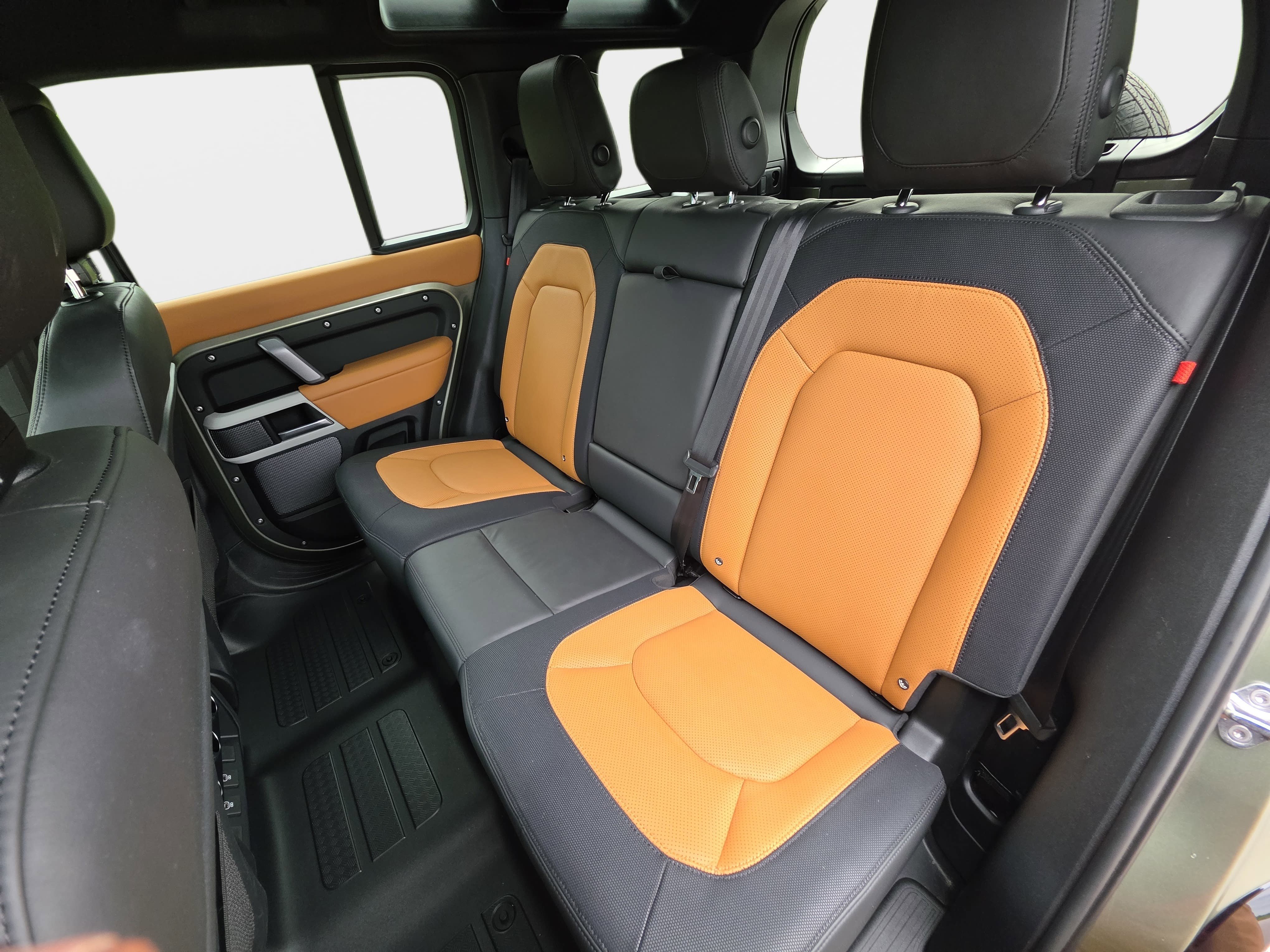 Certified 2024 Land Rover Defender 110 X-Dynamic SE AWD/4WD image 13