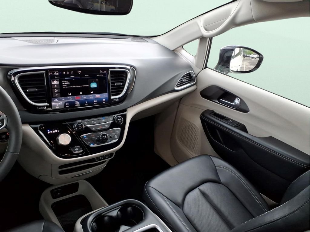 Used 2024 Chrysler Pacifica Touring-L FWD image 14