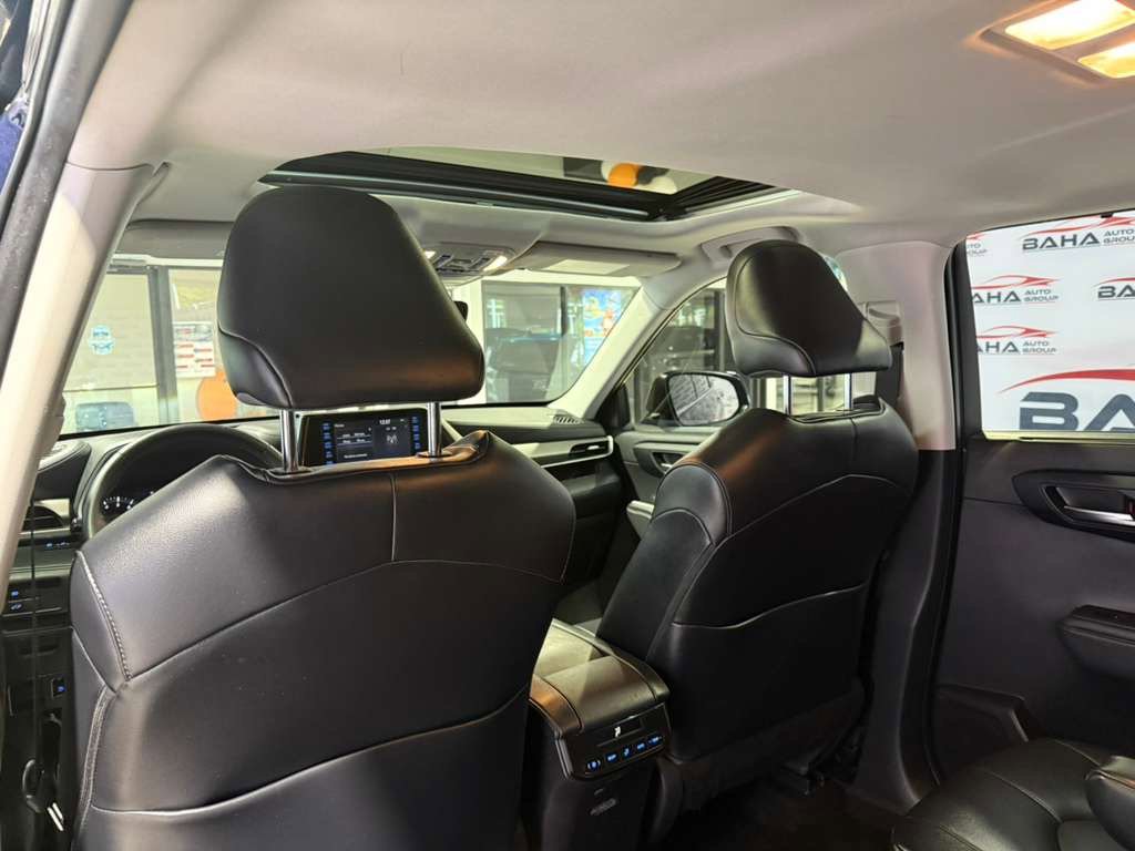 Used 2021 Toyota Highlander XLE AWD/4WD image 41