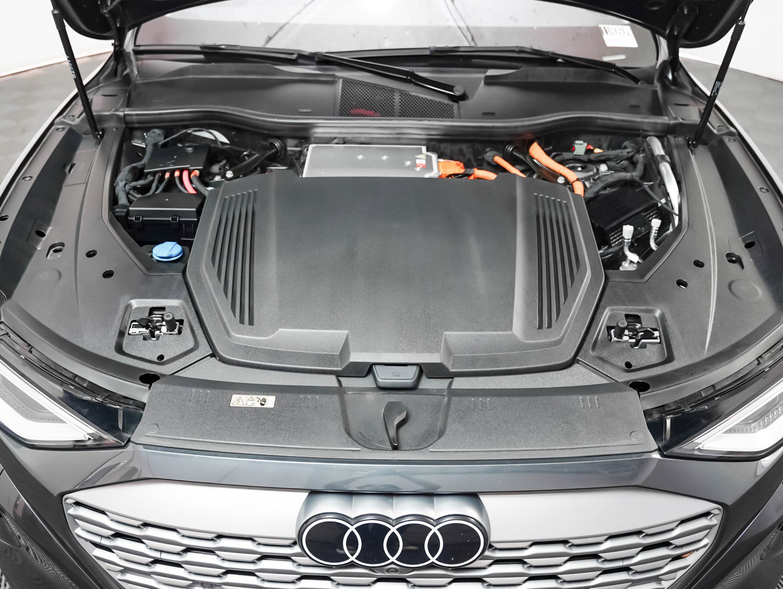 Used 2024 Audi Q8 e-tron Premium Plus w/ Premium Plus Package image 4