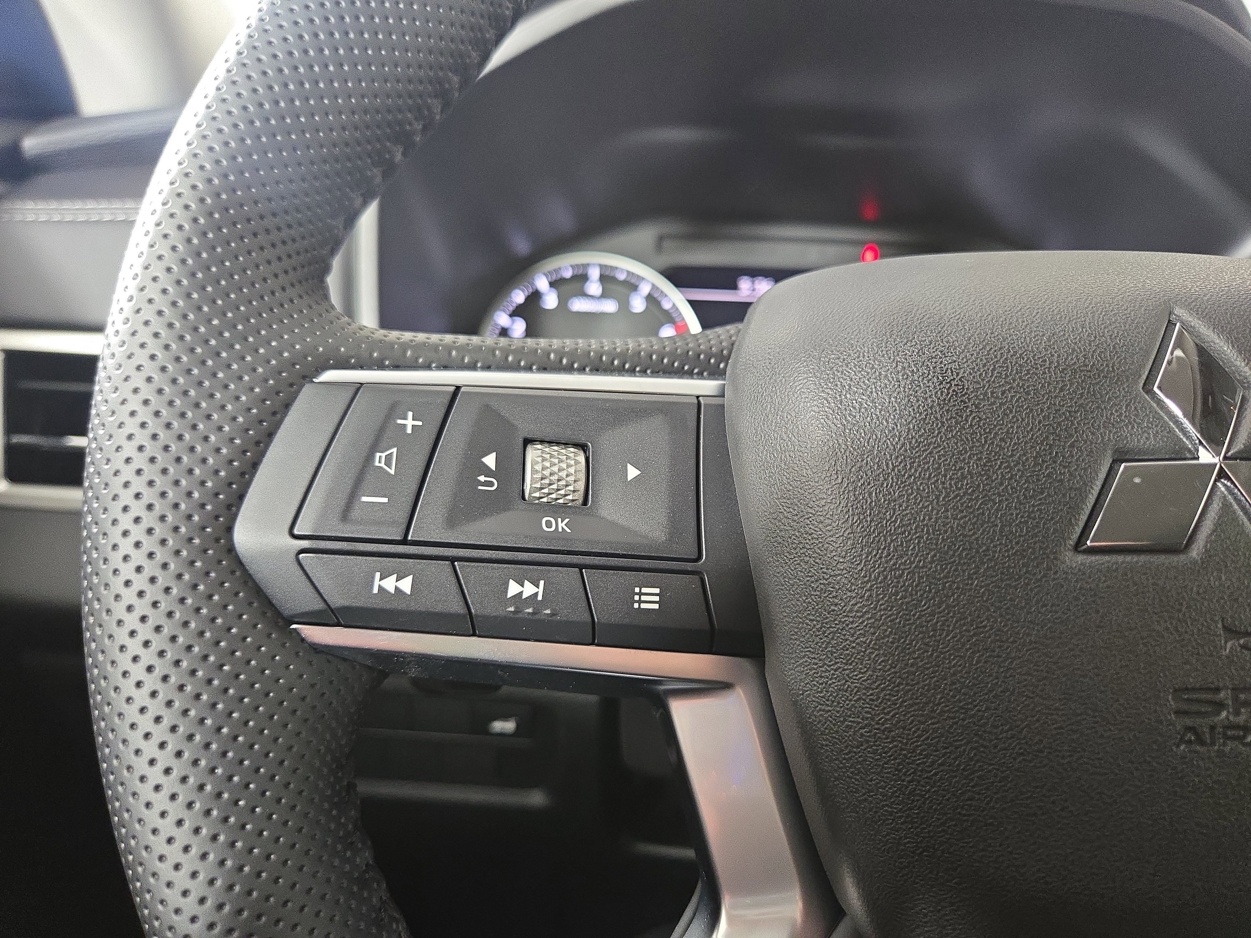 New 2026 Mitsubishi Outlander SE image 15