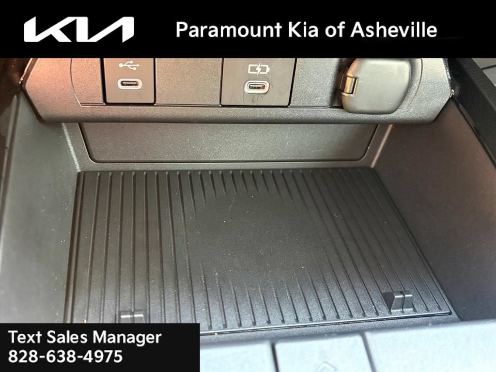 Used 2024 Toyota Prius XLE FWD image 16