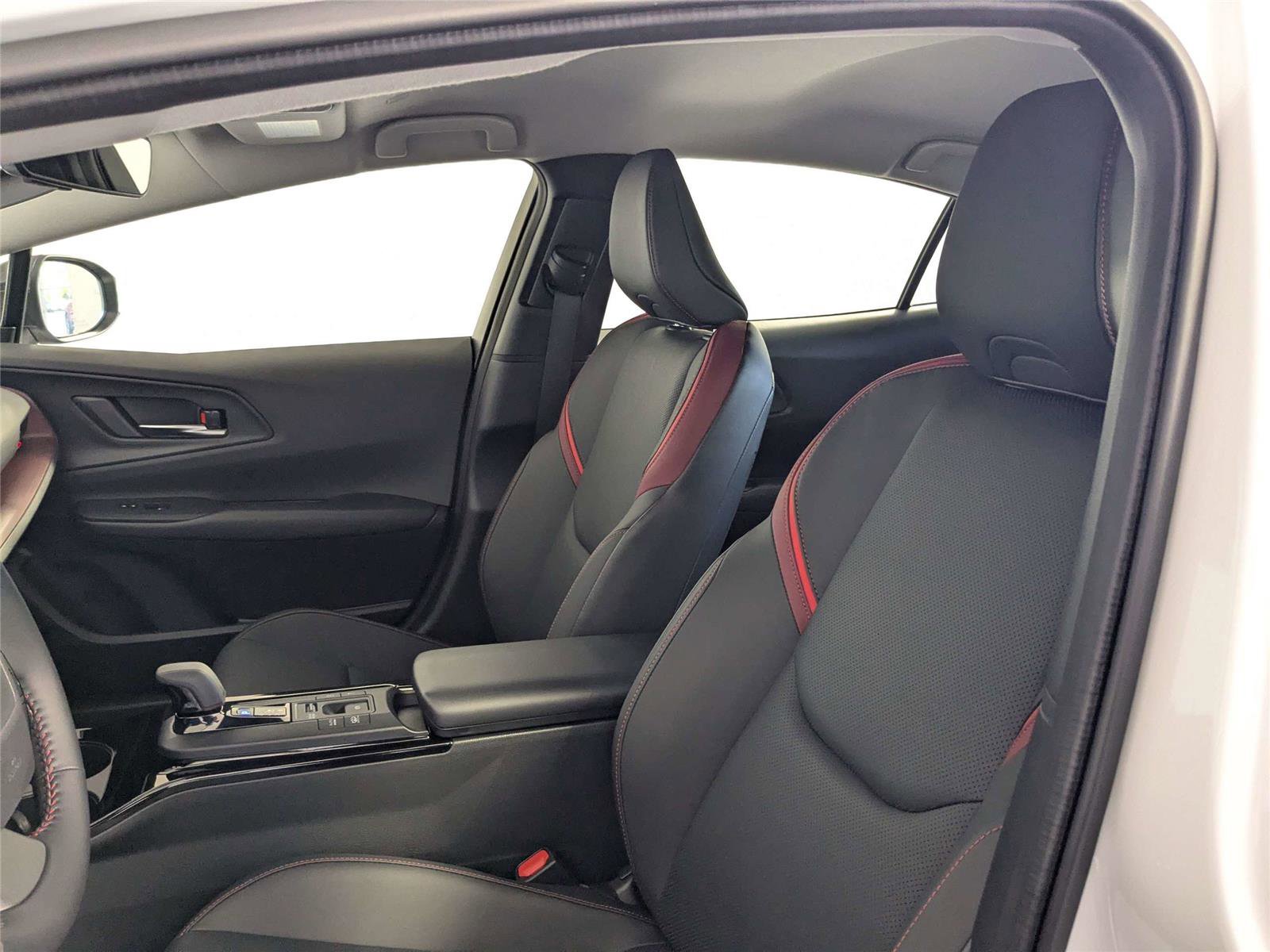 Used 2025 Toyota Prius Plug-In Hybrid image 13