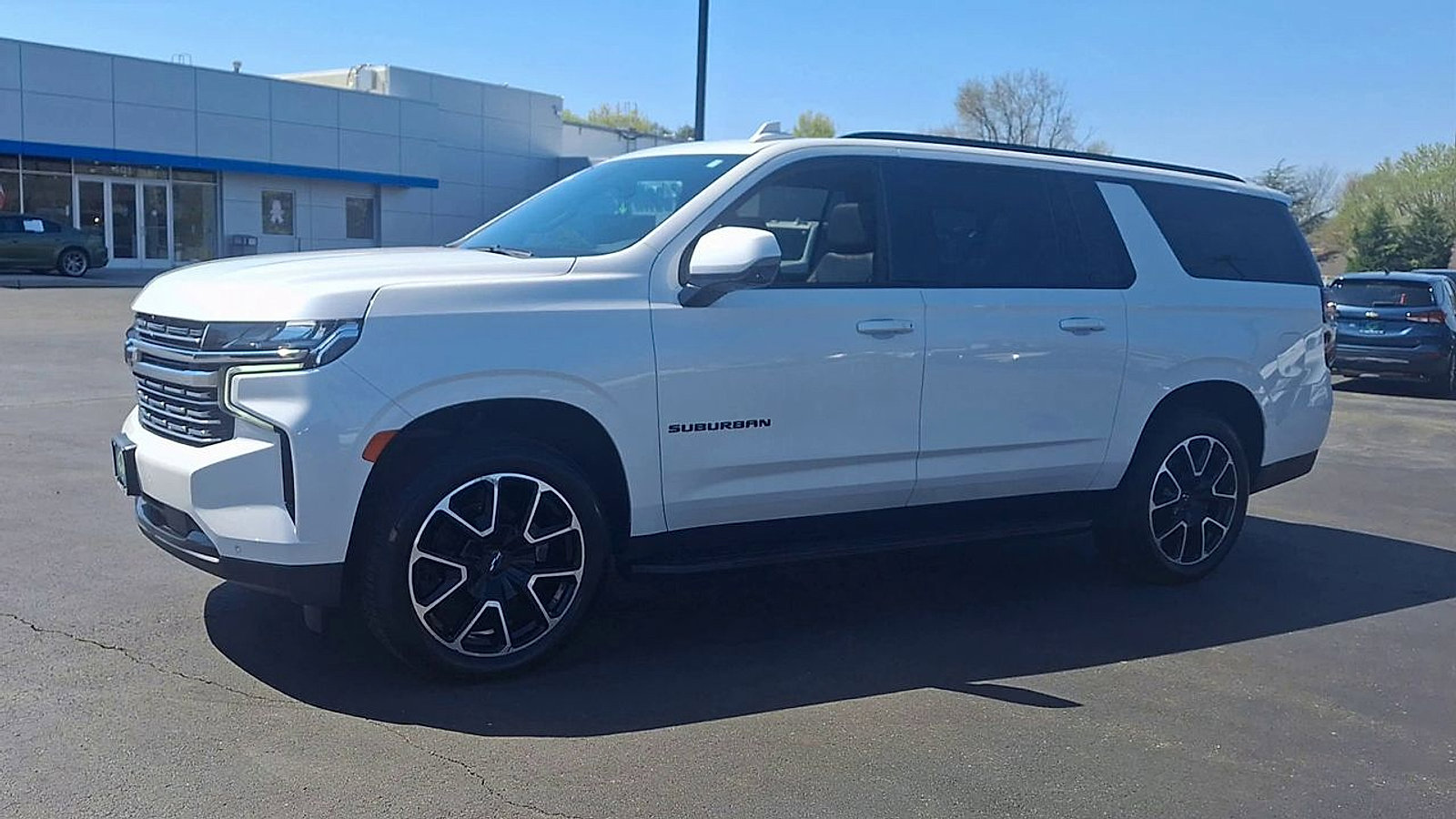 Certified 2022 Chevrolet Suburban RST w/ Luxury Package AWD/4WD image 7