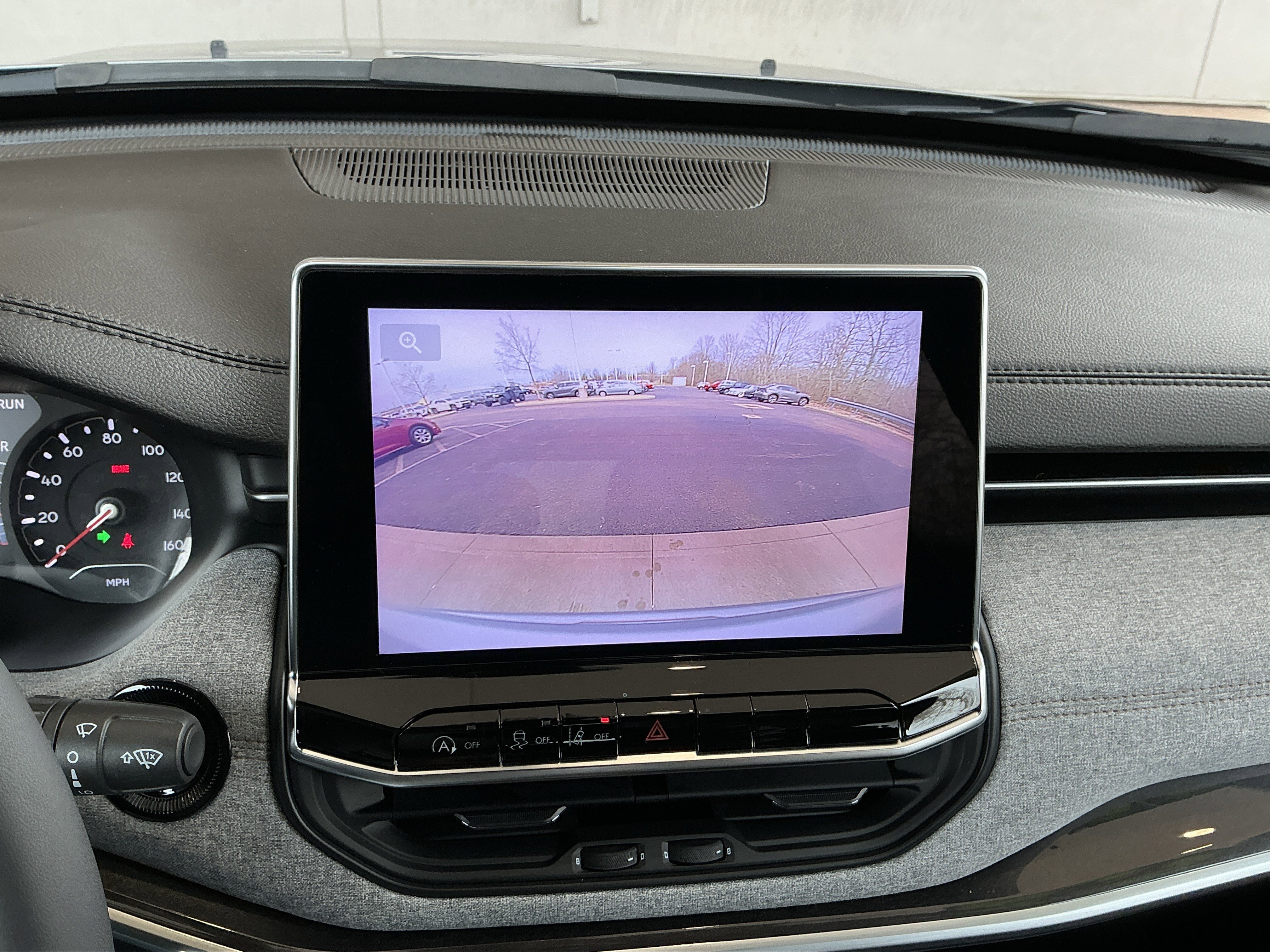 Used 2023 Jeep Compass Latitude image 10