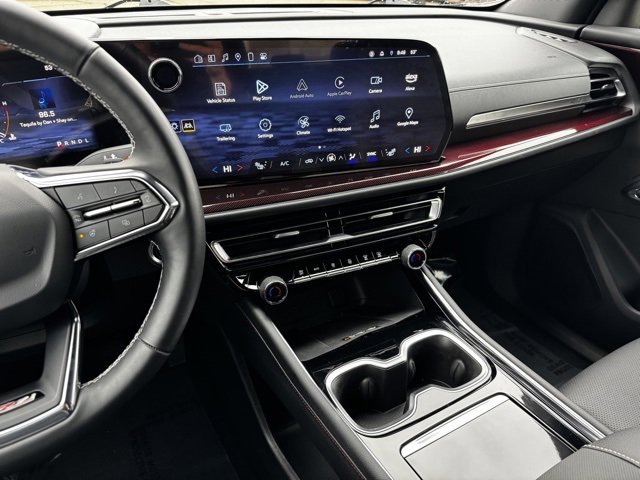 Used 2025 Chevrolet Traverse Z71 w/ Driver Confidence Package image 17