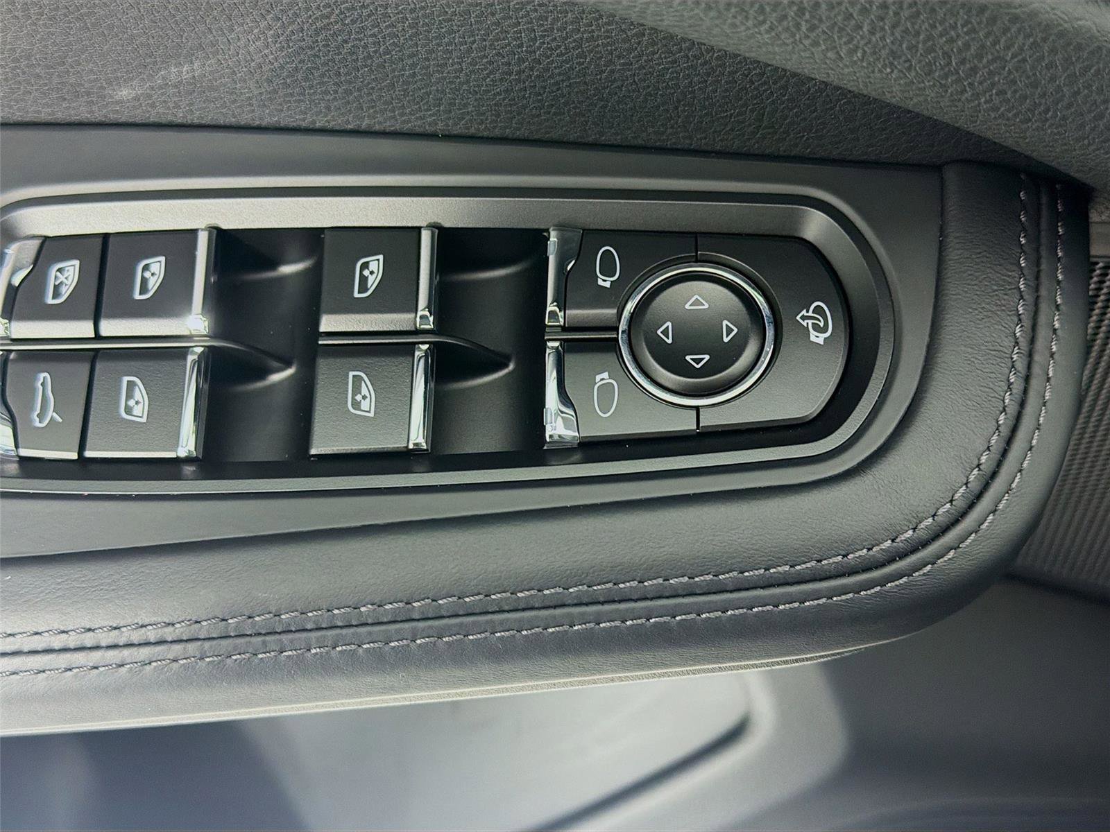 Certified 2025 Porsche Macan AWD/4WD image 13