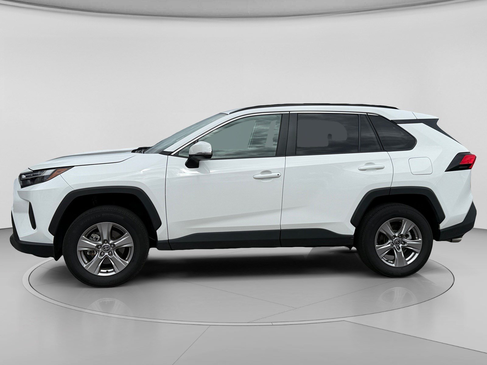 Used 2025 Toyota RAV4 XLE AWD/4WD image 2