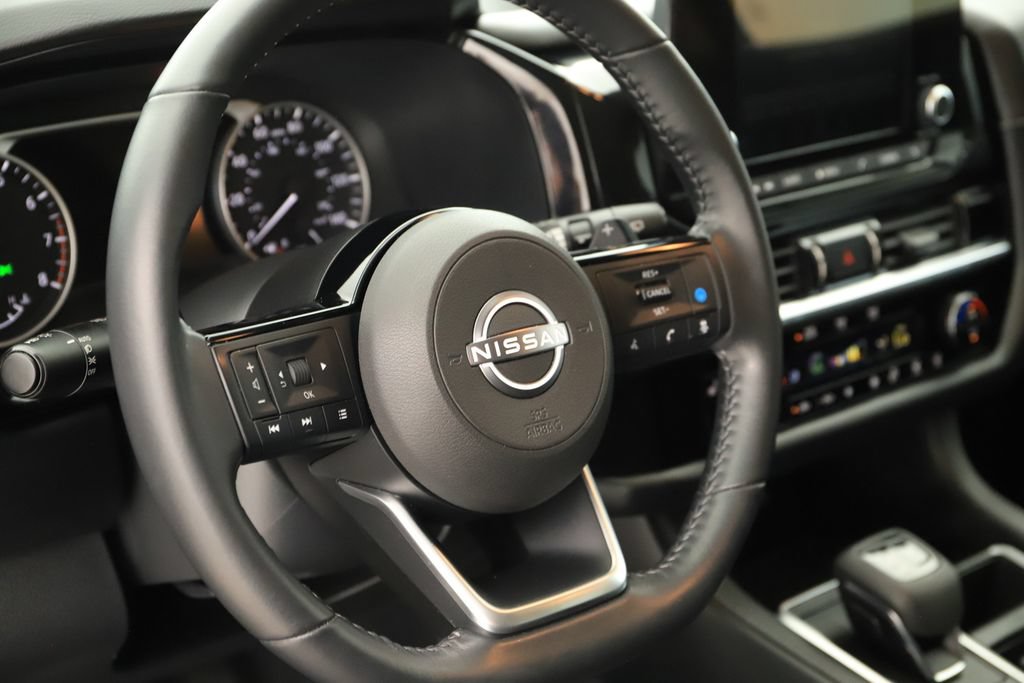 Used 2022 Nissan Pathfinder SV AWD/4WD image 16
