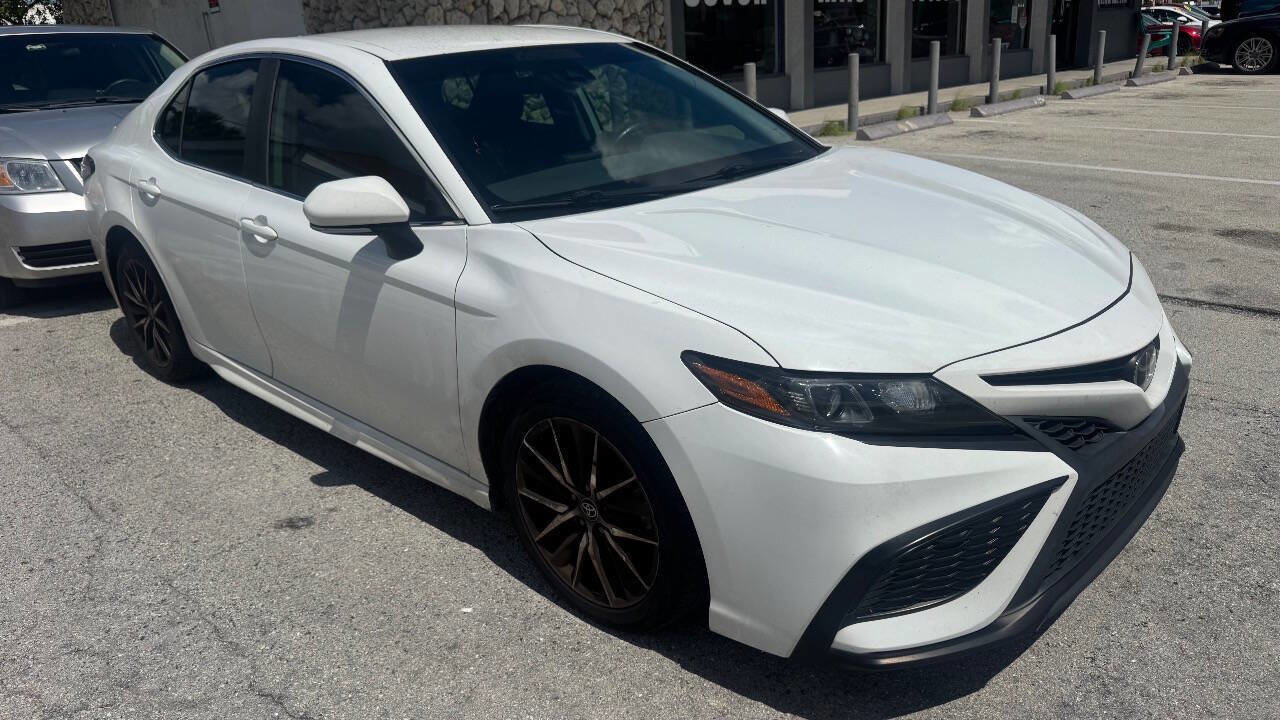 Used 2022 Toyota Camry SE image 3