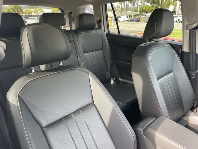 Used 2024 Volkswagen Tiguan SE w/ Panoramic Sunroof Package image 29