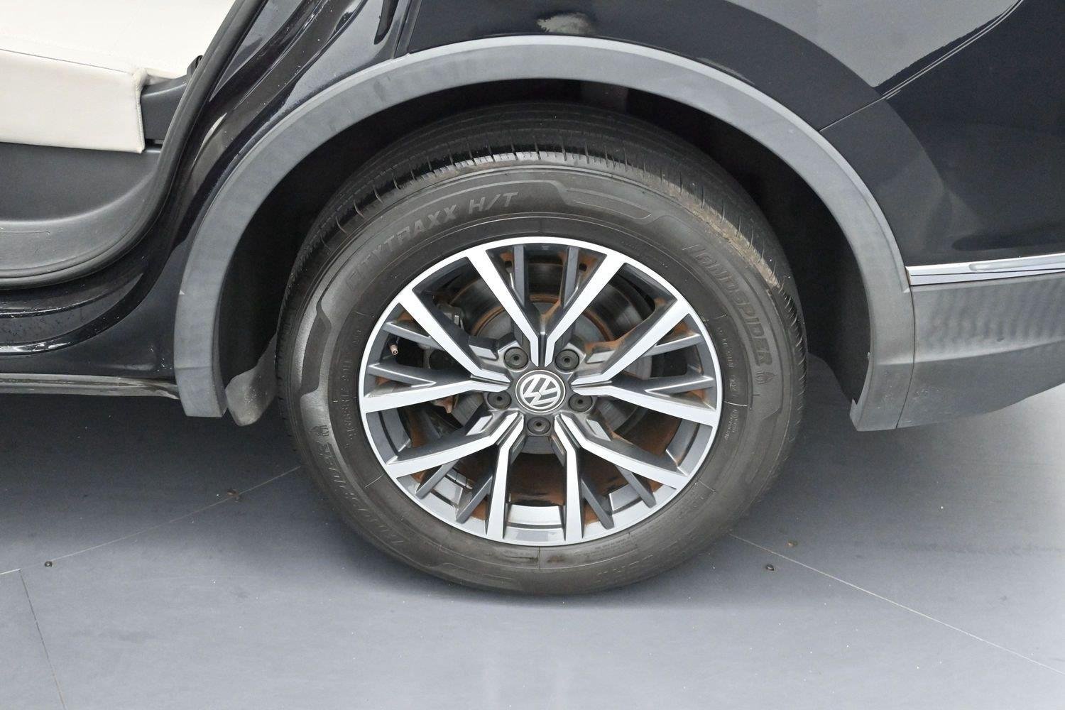 Used 2020 Volkswagen Tiguan SE w/ Panoramic Sunroof Package FWD image 32