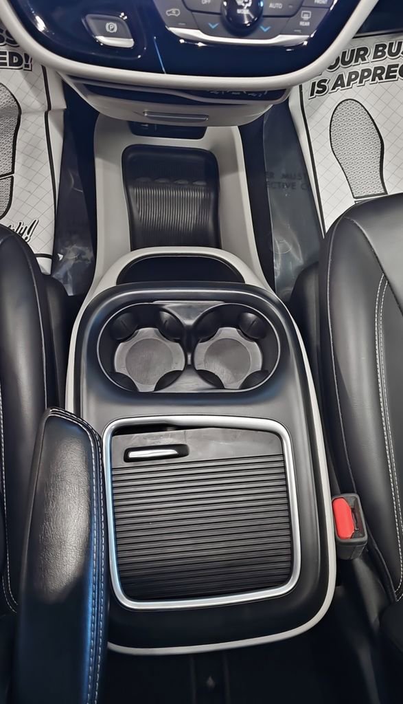 Used 2023 Chrysler Pacifica Touring-L image 26