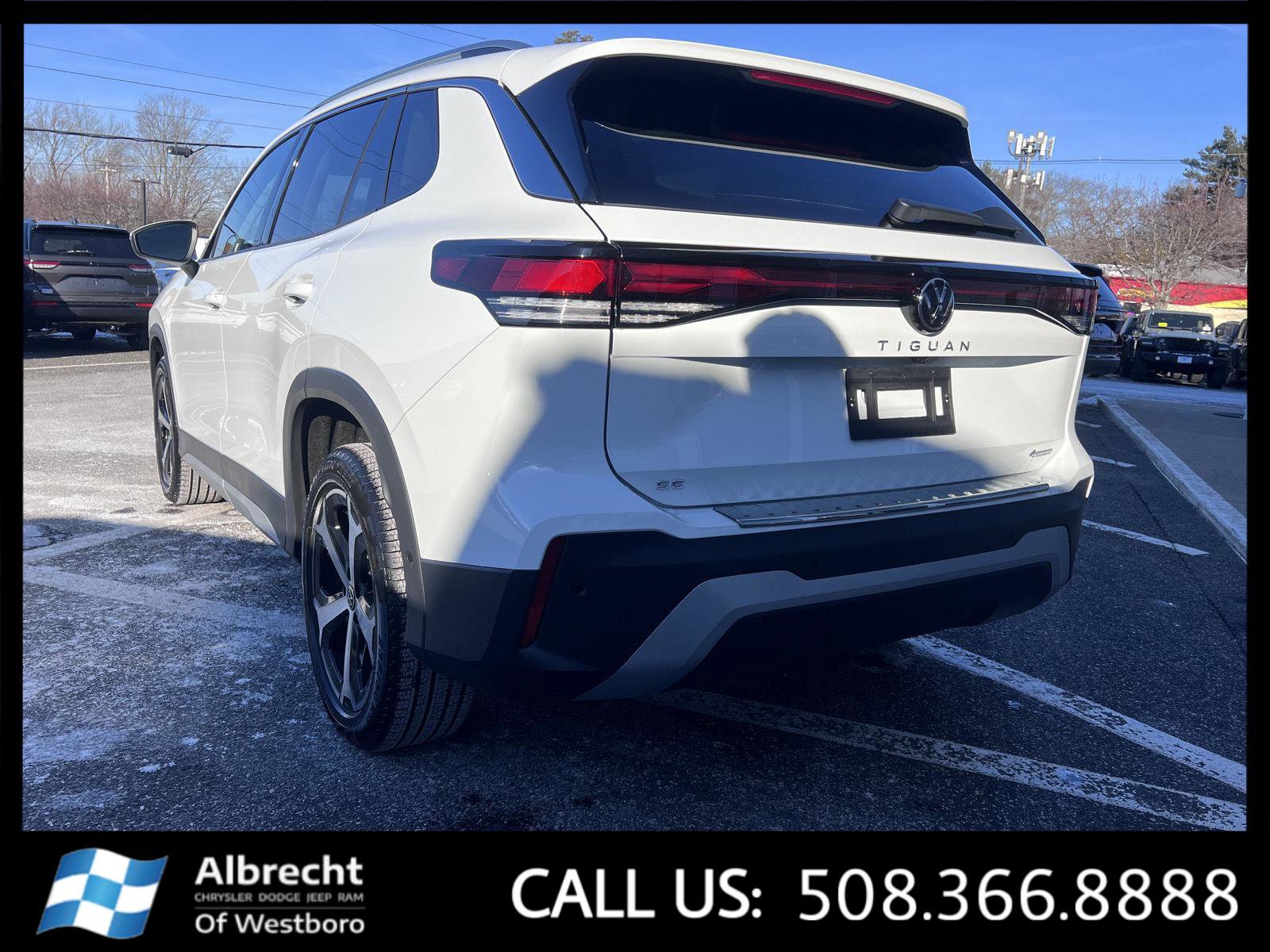 Used 2025 Volkswagen Tiguan SE image 3