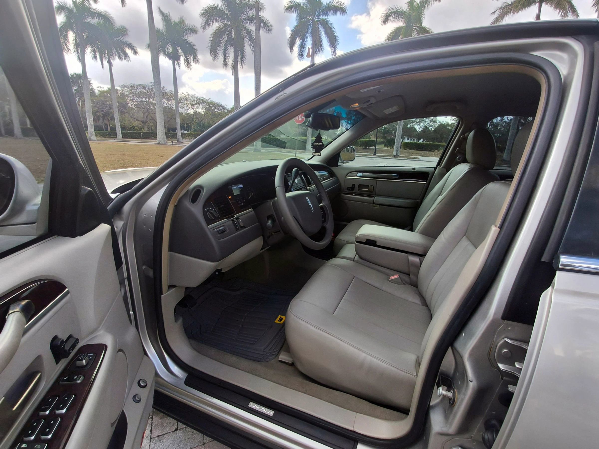 Used 2006 Lincoln Town Car Signature image 19