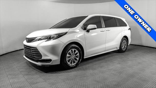 Used 2024 Toyota Sienna LE FWD image 2