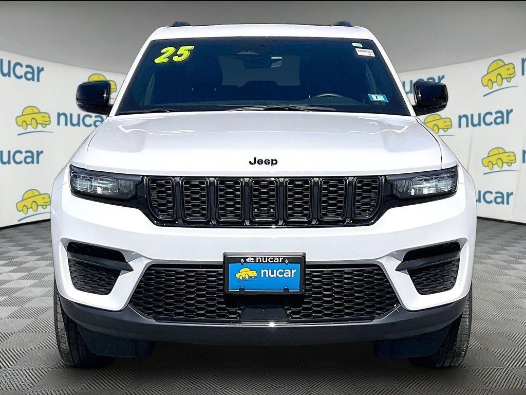 Used 2025 Jeep Grand Cherokee Altitude AWD/4WD image 2