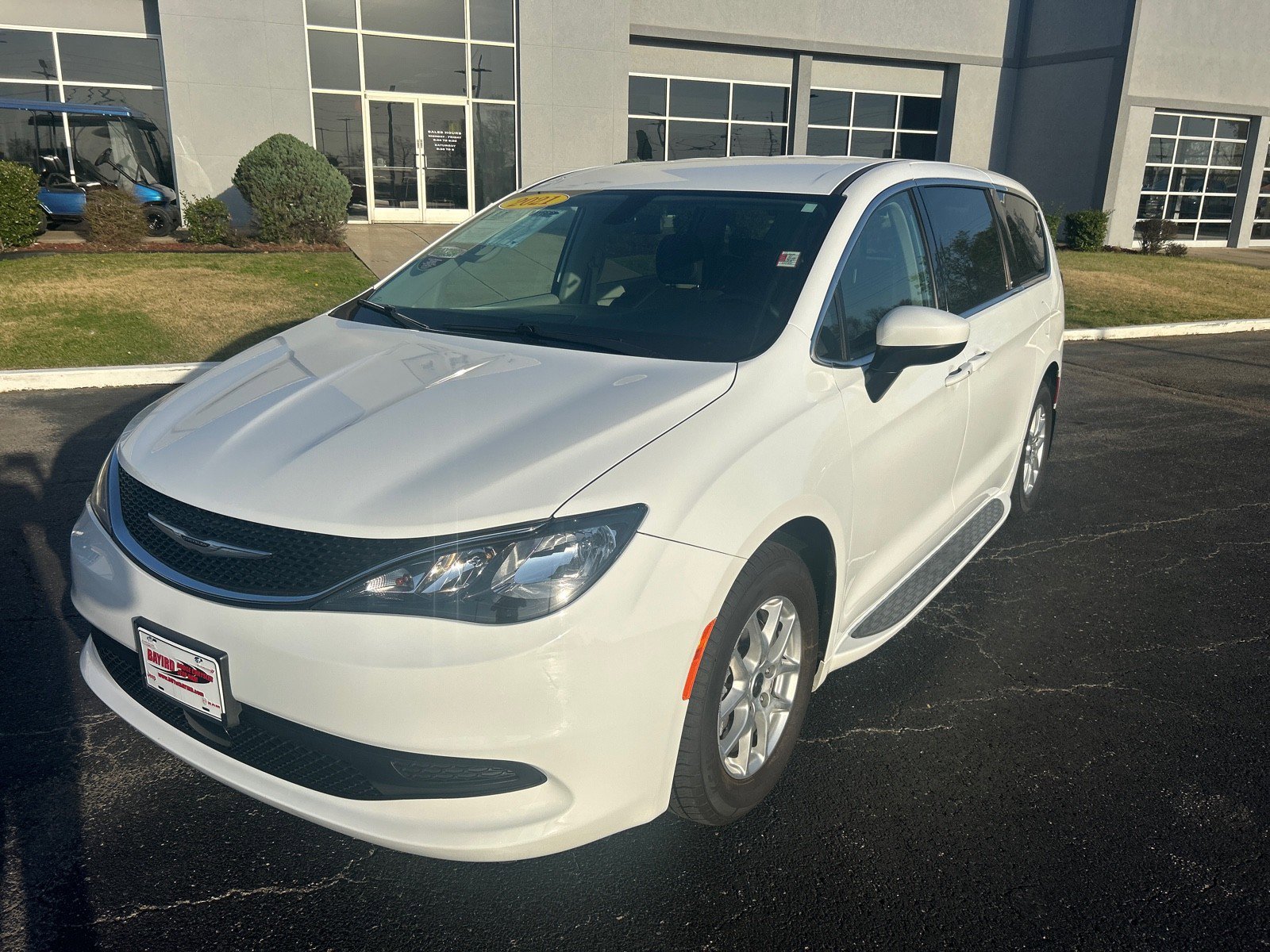 Used 2021 Chrysler Voyager LX image 3