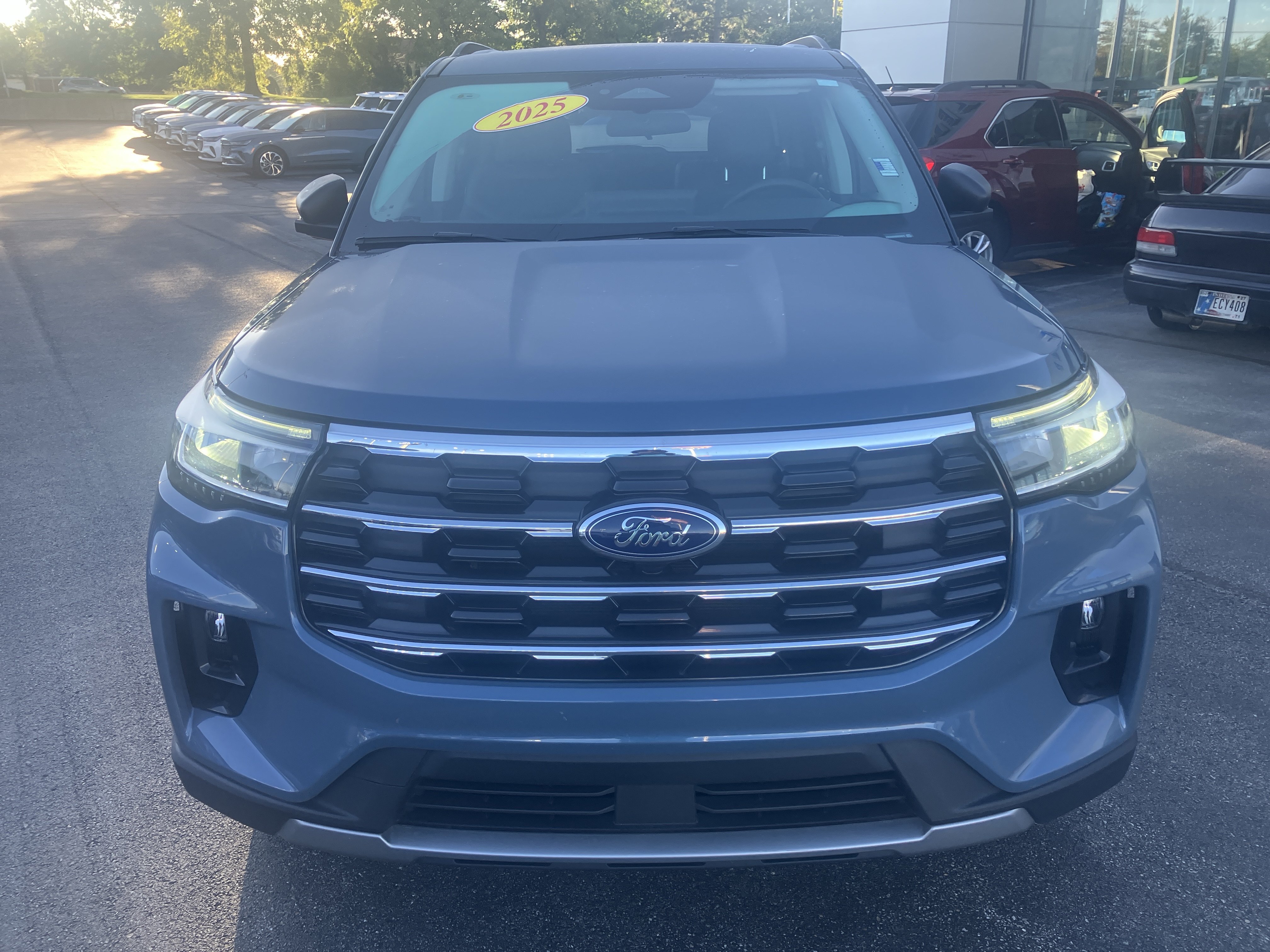 Used 2025 Ford Explorer Active w/ Active Comfort Package AWD/4WD image 2