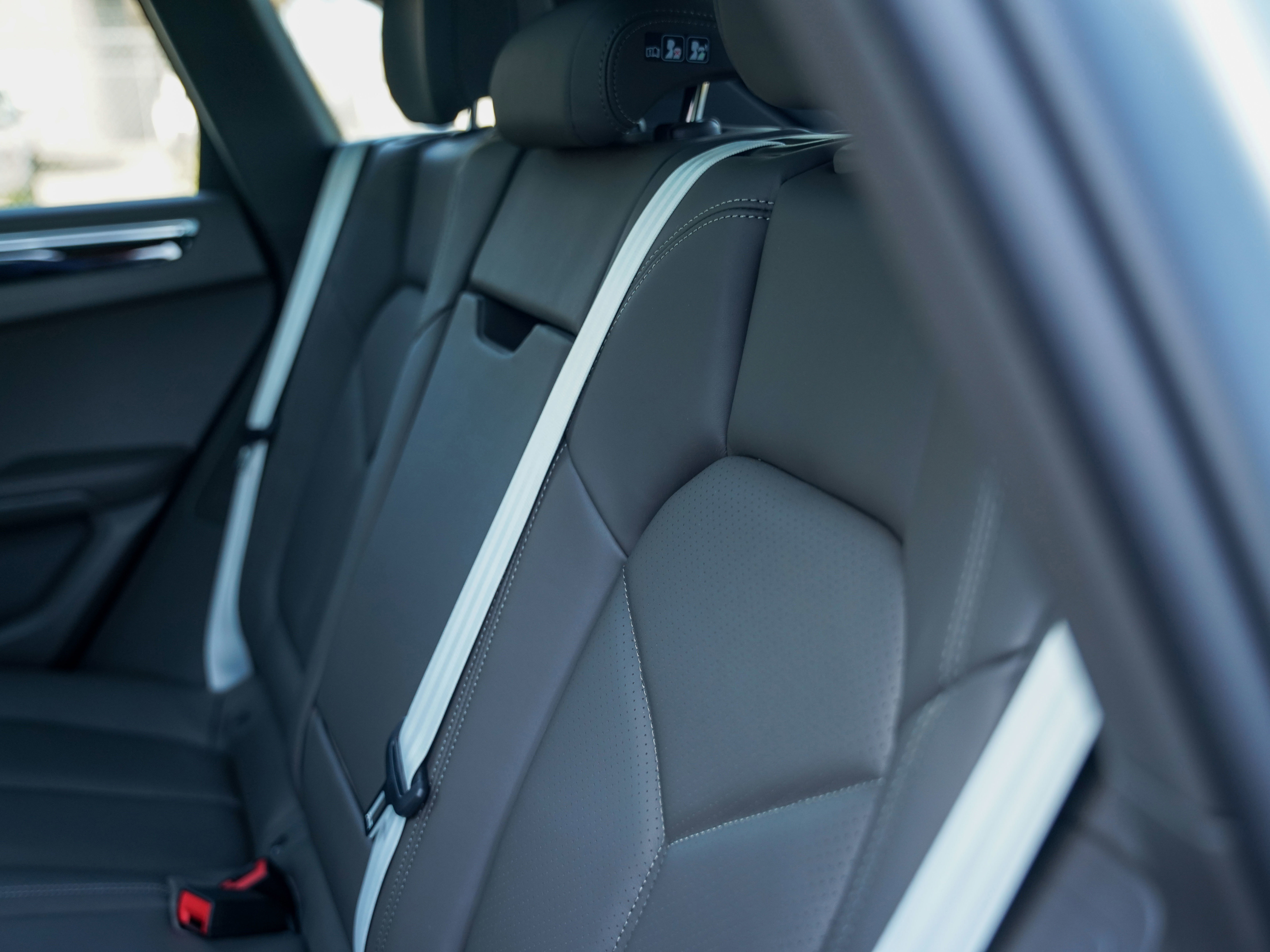 Certified 2025 Porsche Macan image 28