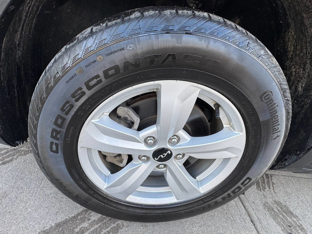 Used 2023 Kia Sorento LX image 30