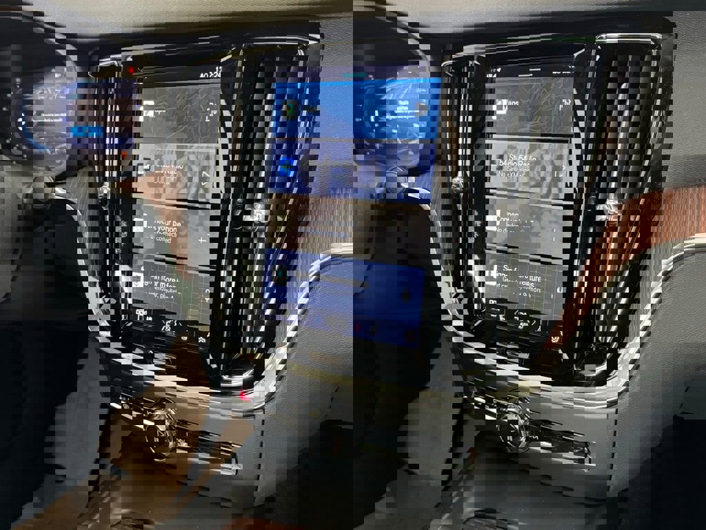 New 2024 Volvo S60 B5 Plus w/ Climate Package image 9