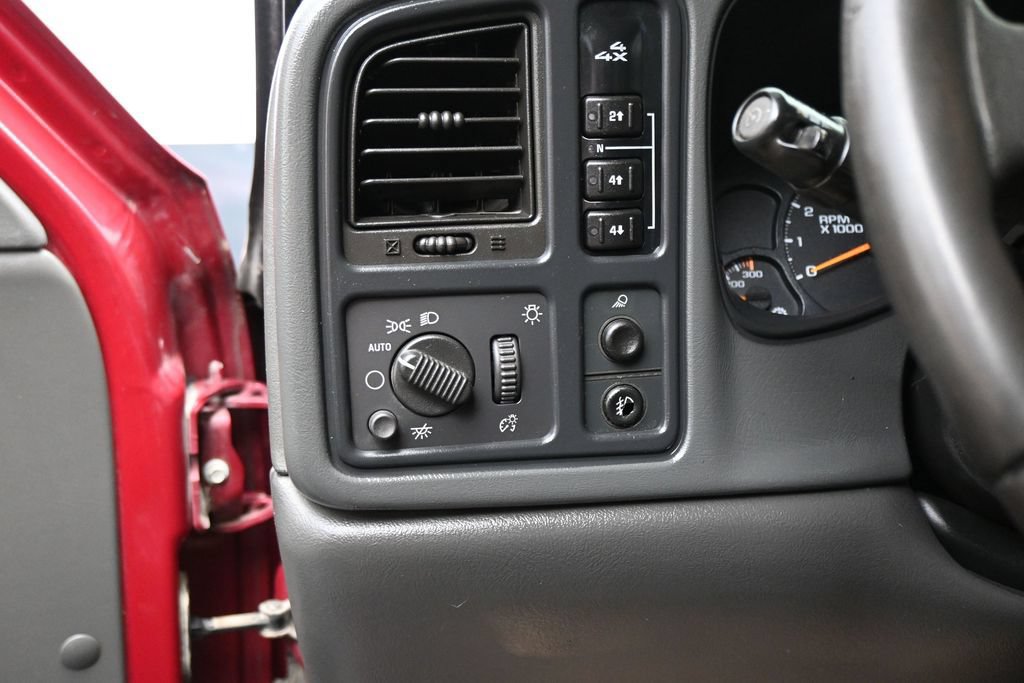 Used 2005 Chevrolet Silverado 2500 LT w/ Heavy-Duty Power Package AWD/4WD image 12