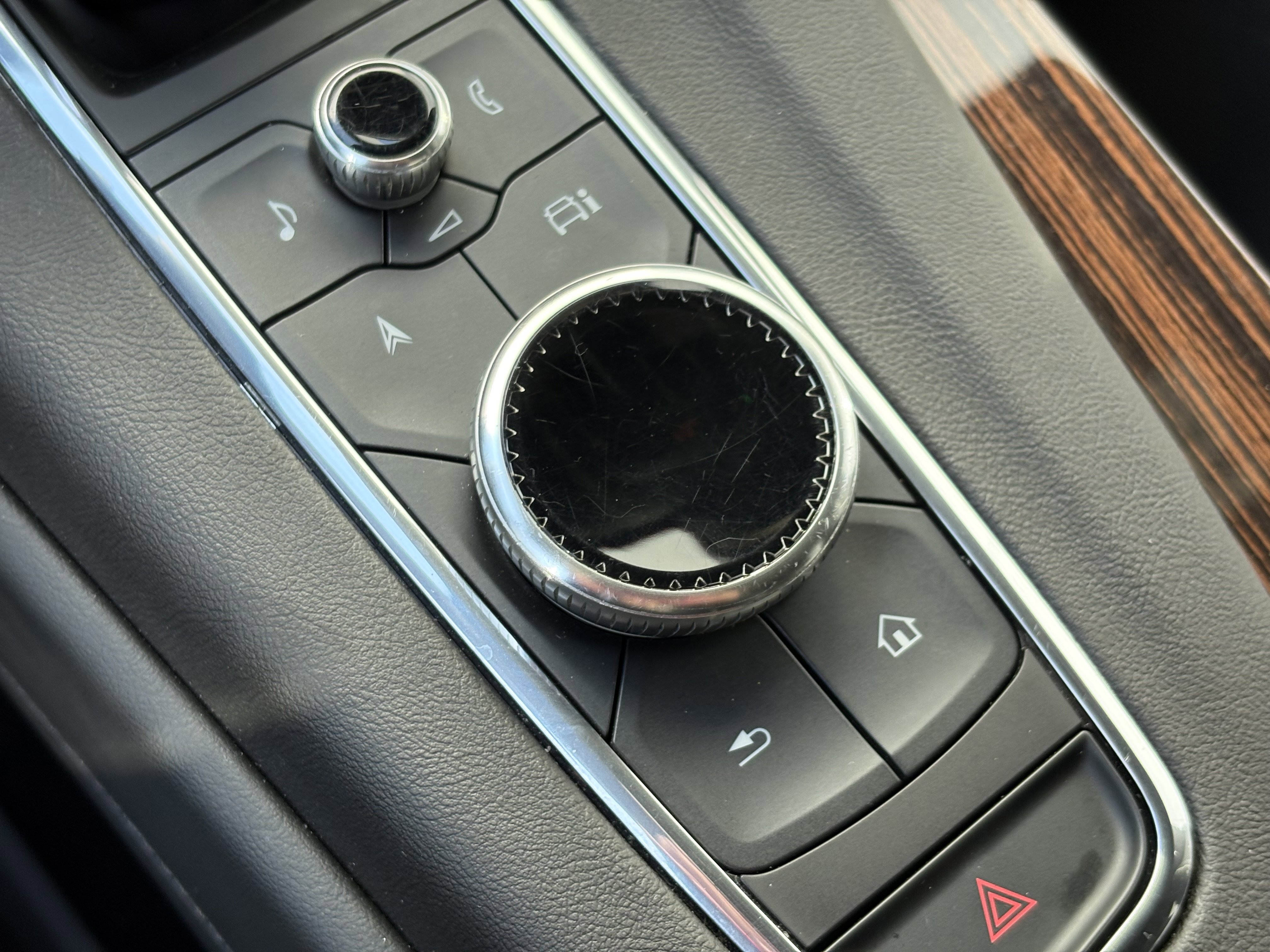 Used 2024 Cadillac Escalade ESV Premium Luxury w/ Performance Package AWD/4WD image 30