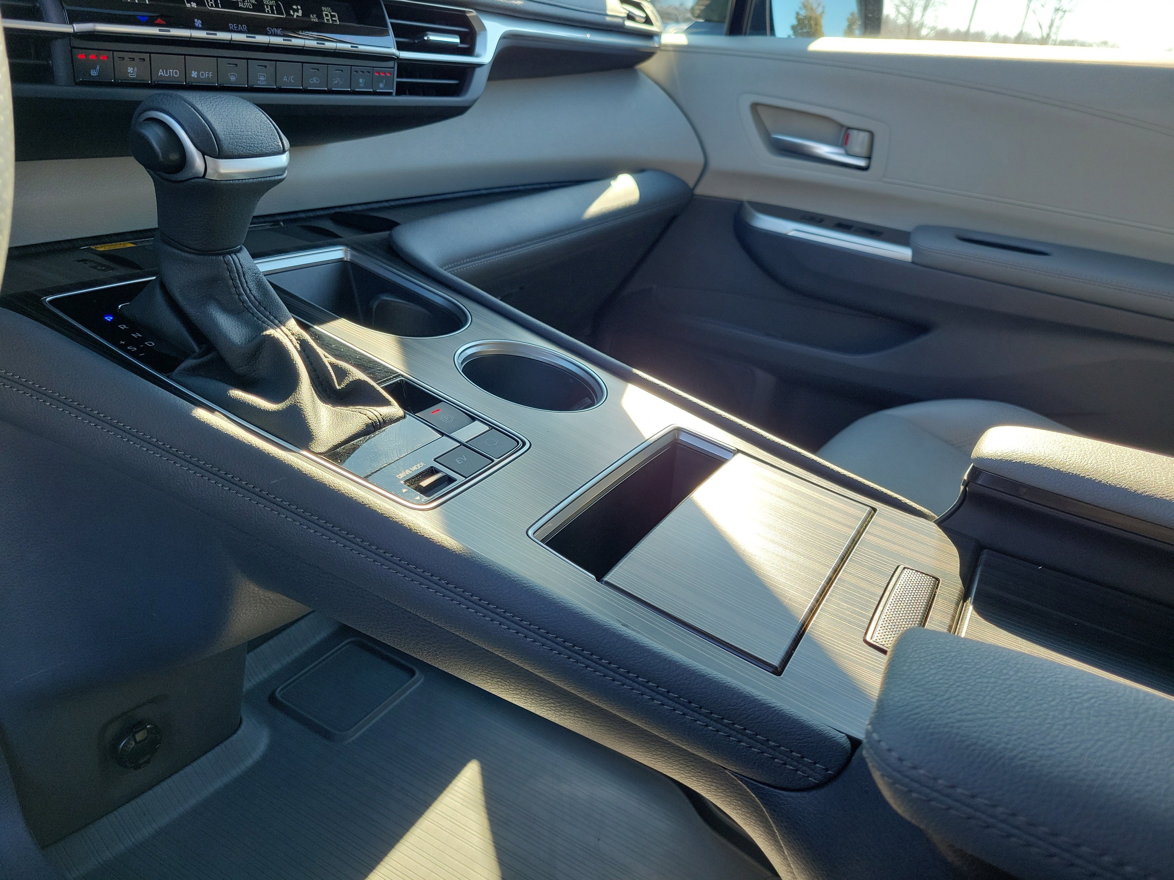 Used 2024 Toyota Sienna Limited image 29