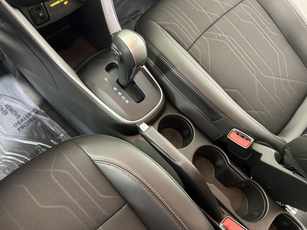 Used 2022 Chevrolet Trax LT w/ LT Convenience Package image 16