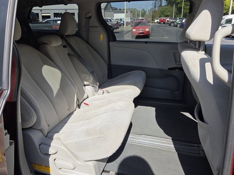 Used 2014 Toyota Sienna LE FWD image 16