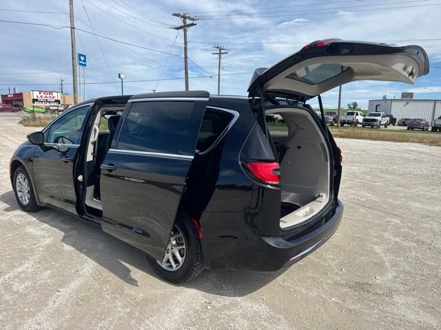 Used 2024 Chrysler Pacifica Touring-L FWD image 4
