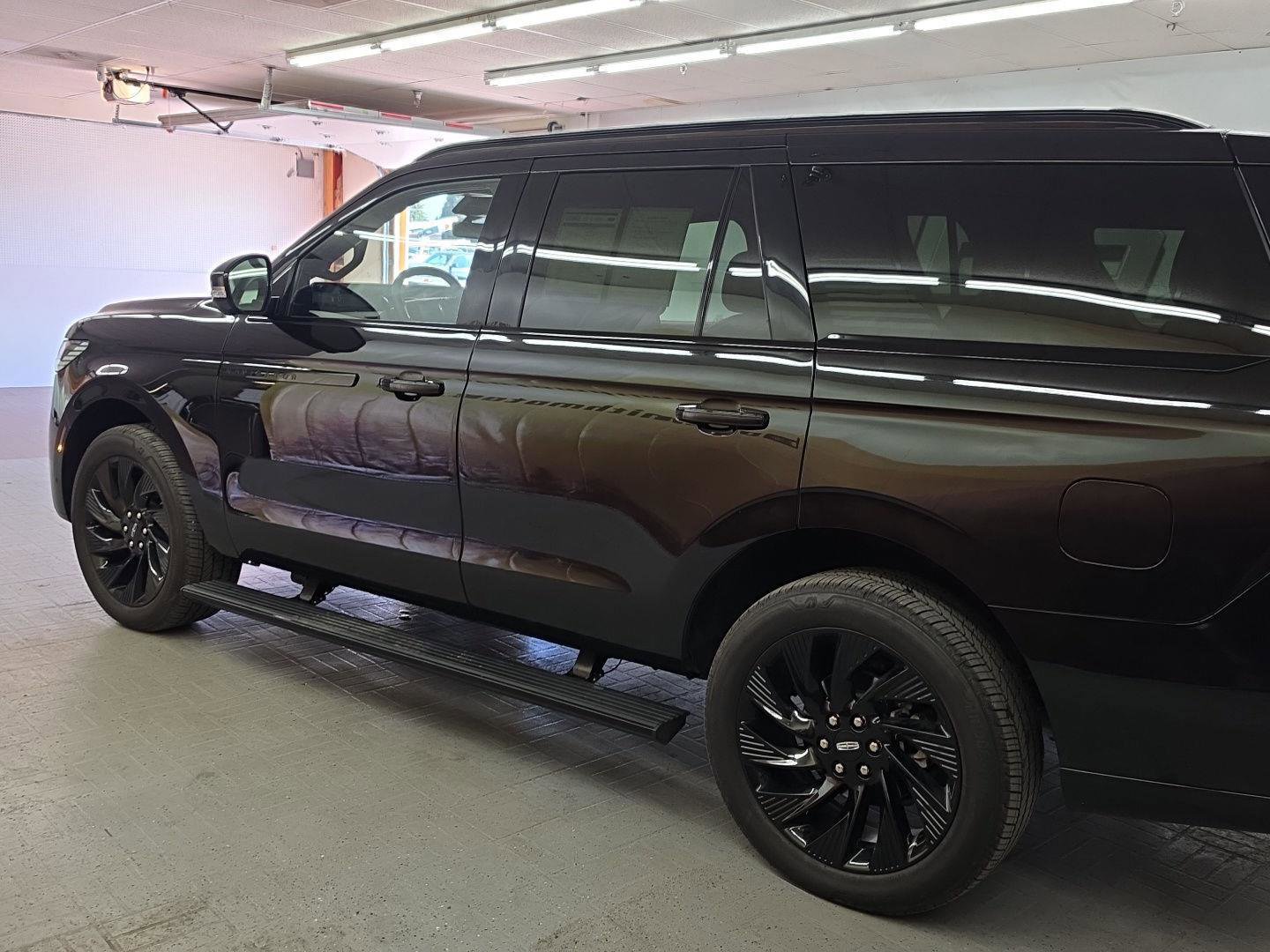 Used 2025 Lincoln Navigator Reserve w/ Jet Appearance Package AWD/4WD image 3