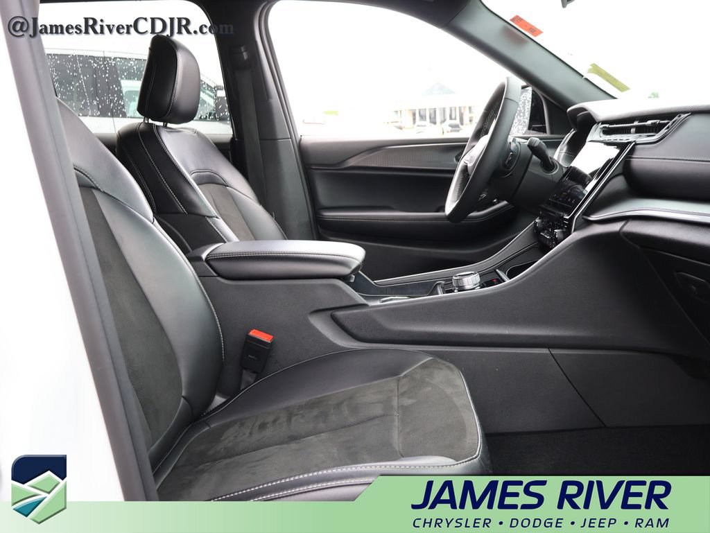Used 2025 Jeep Grand Cherokee Altitude AWD/4WD image 9