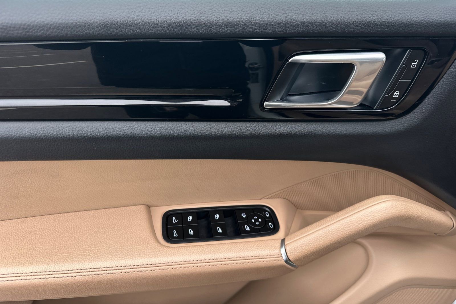 Used 2023 Porsche Cayenne image 12
